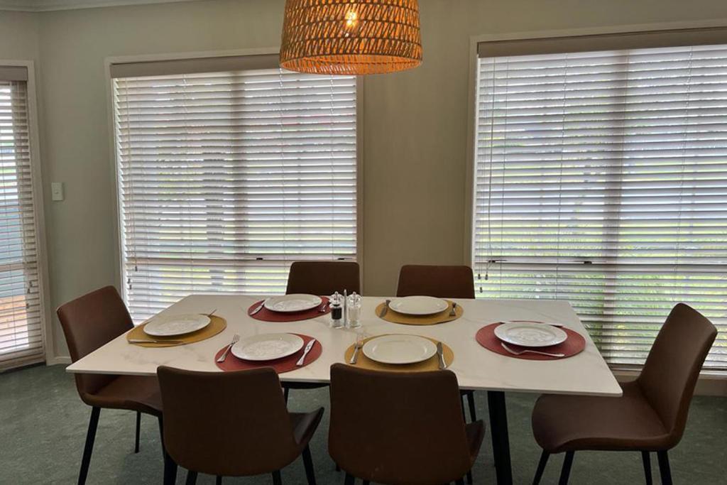 Silver Fern Rotorua Suites & Spa Exteriér fotografie A dining room table set for a meal