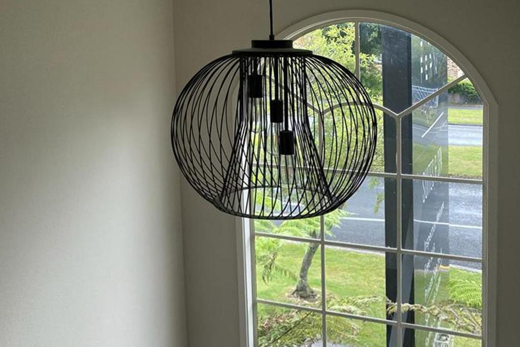 Silver Fern Rotorua Suites & Spa Exteriér fotografie A pendant light