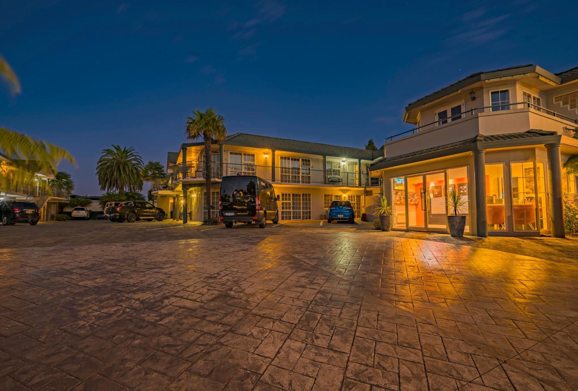Silver Fern Rotorua Suites & Spa Exteriér fotografie The hotel at night