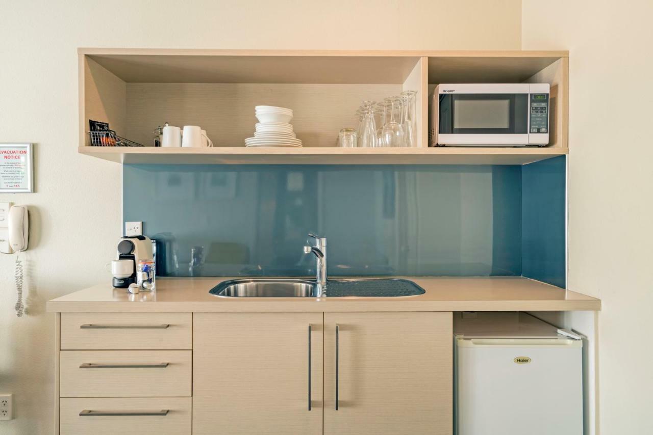 Silver Fern Rotorua Suites & Spa Exteriér fotografie A kitchenette in a hotel room