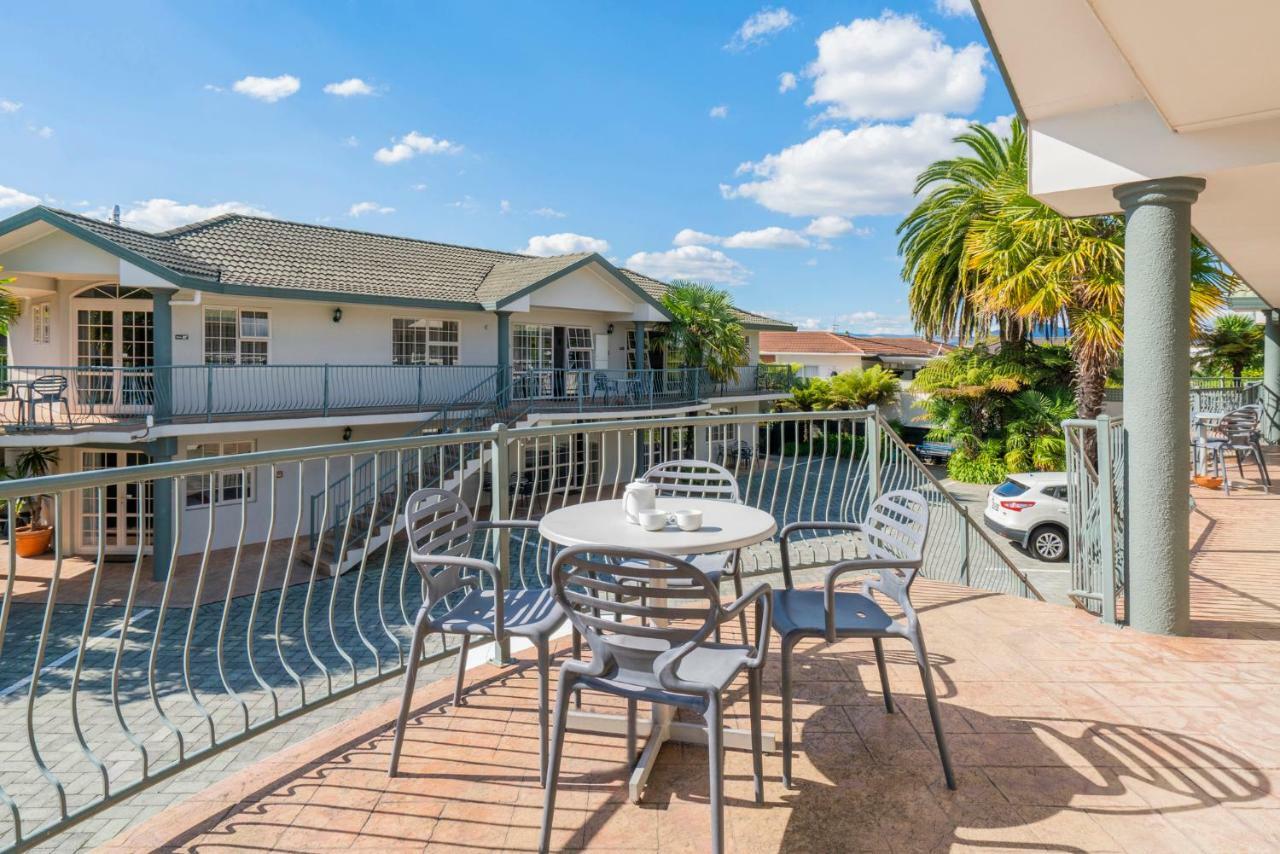 Silver Fern Rotorua Suites & Spa Exteriér fotografie A balcony at a motel in Australia