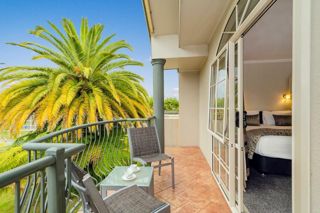Silver Fern Rotorua Suites & Spa Exteriér fotografie A balcony at the hotel
