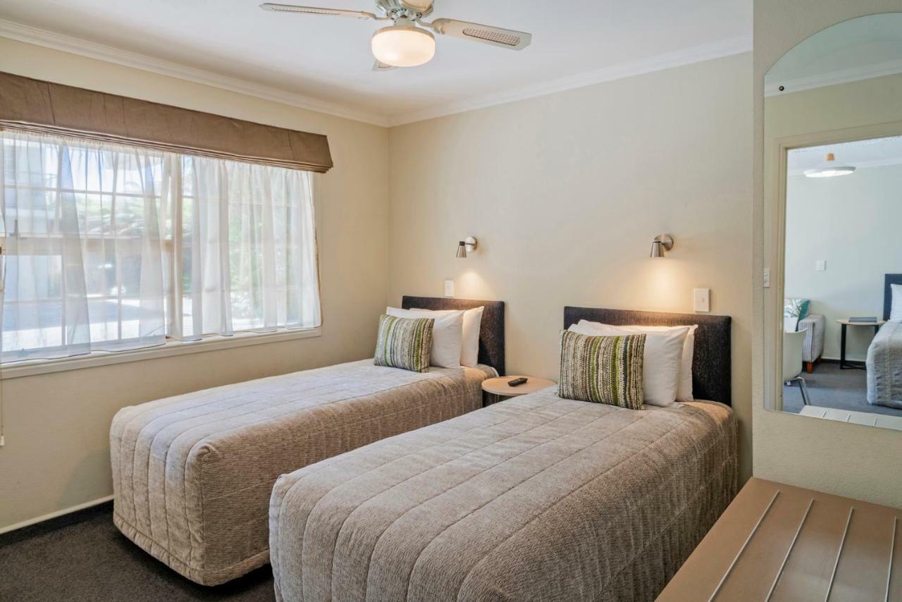 Silver Fern Rotorua Suites & Spa Exteriér fotografie A typical bedroom at the hotel