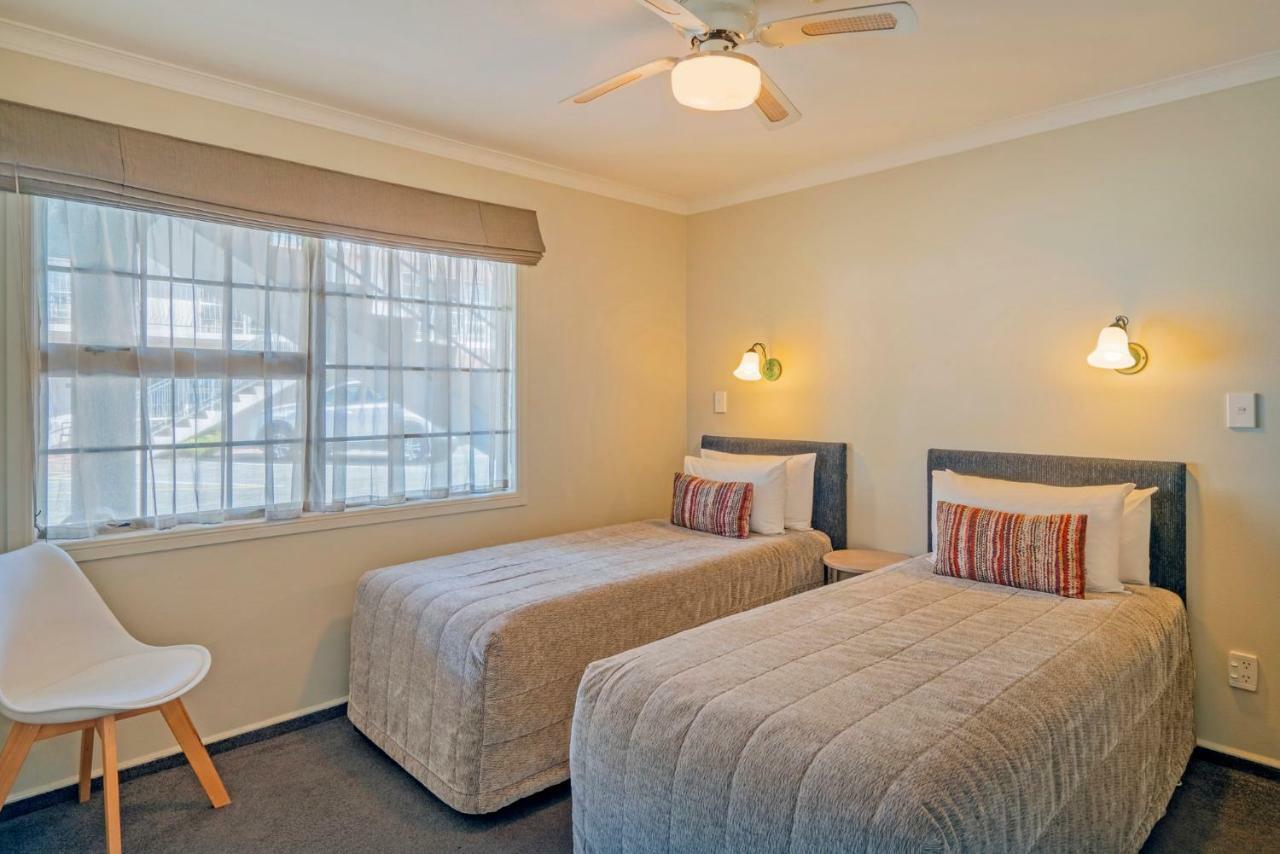 Silver Fern Rotorua Suites & Spa Exteriér fotografie A typical bedroom at the motel